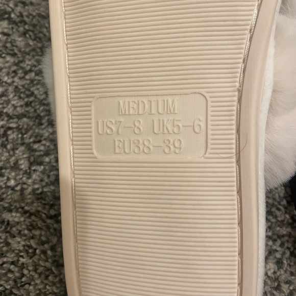 Parlovable Women's Cross Band Slippers White New With Tags Size 7/8 - Picture 7 of 8
